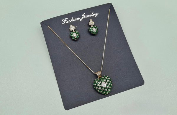 Kundan Strawberry Pendant 07913 - KRISHNA'S SWETA JEWELLERY