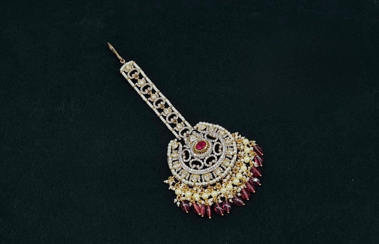 Kundan Tikka 08124 - KRISHNA'S SWETA JEWELLERY