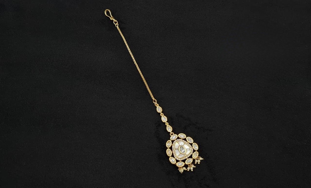 Kundan Tikka 09490 - KRISHNA'S SWETA JEWELLERY